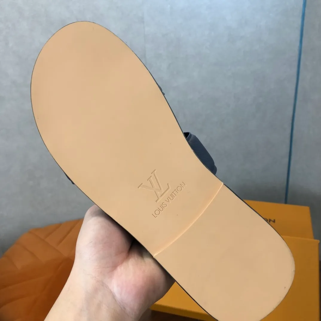 Factory price: 270💰LV counters are selling new brand luxury men's slippers, casual, loose and comfortable. The must-have model in the picture above [Happy][Happy], multiple colors available Size: 38-44, customized 45